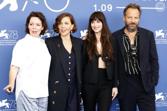 Olivia Colman, Maggie Gyllenhaal, Dakota Johnson et Peter Sarsgaard lors du photocall du film "The Lost Daughter" lors du festival international du film de Venise (La Mostra), à Venise, Italie, le 3 septembre 2021.