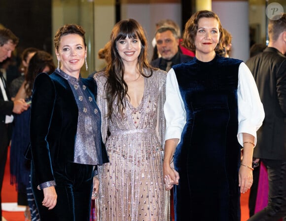 Olivia Colman, Dakota Johnson et Maggie Gyllenhaal assistent à la projection du film en compétition "The Lost Daughter" au 78e Festival International du Film de Venise. Le 3 septembre 2021.