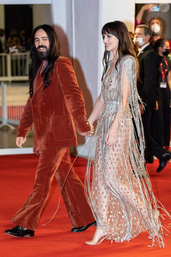 Dakota Johnson et Alessandro Michele (directeur artistique de la maiso Gucci) assistent à la projection du film en compétition "The Lost Daughter" au 78e Festival International du Film de Venise. Le 3 septembre 2021.