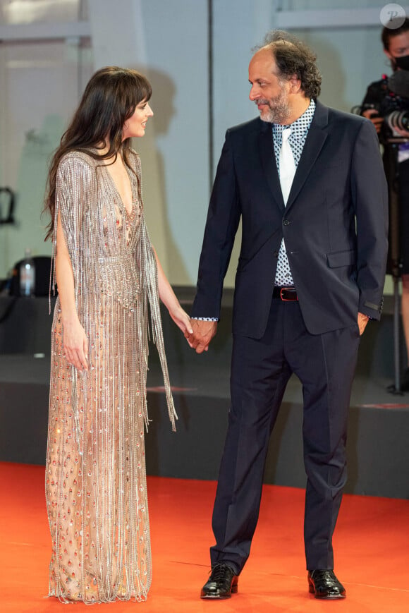 Dakota Johnson et Luca Guadagnino assistent à la projection du film en compétition "The Lost Daughter" au 78e Festival International du Film de Venise. Le 3 septembre 2021.