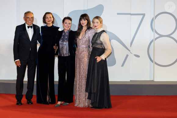 Alberto Barbera, Maggie Gyllenhaal, Olivia Colman, Dakota Johnson et Alba Rohrwacher assistent à la projection du film en compétition "The Lost Daughter" au 78e Festival International du Film de Venise. Le 3 septembre 2021.