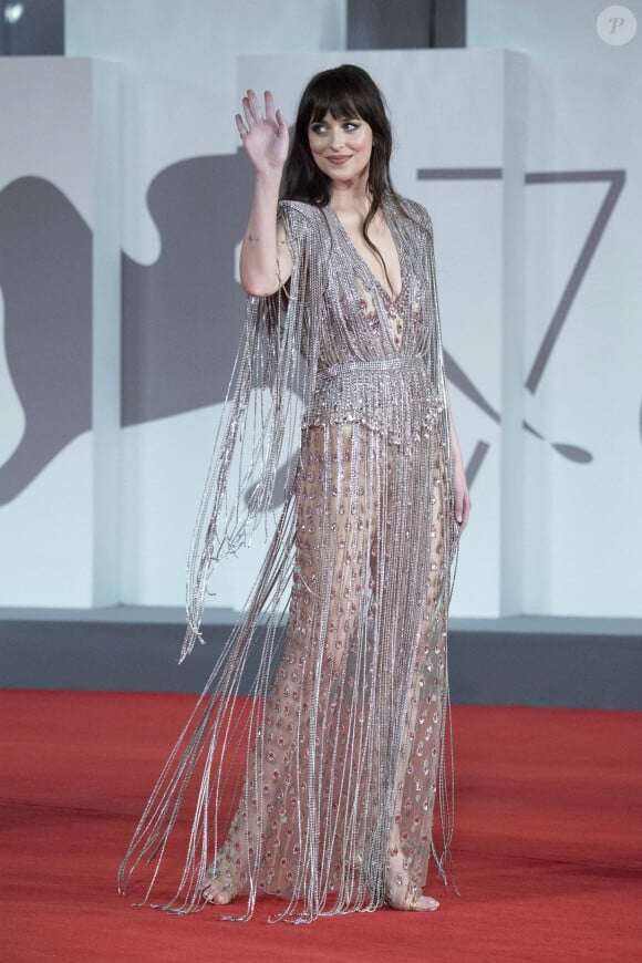 Dakota Johnson, sublime en robe Gucci, à la projection du film en compétition "The Lost Daughter" au 78e Festival International du Film de Venise. Le 3 septembre 2021.
