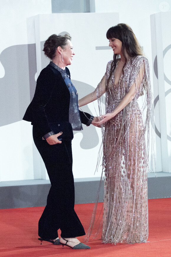 Olivia Colman et Dakota Johnson assistent à la projection du film en compétition "The Lost Daughter" au 78e Festival International du Film de Venise. Le 3 septembre 2021.