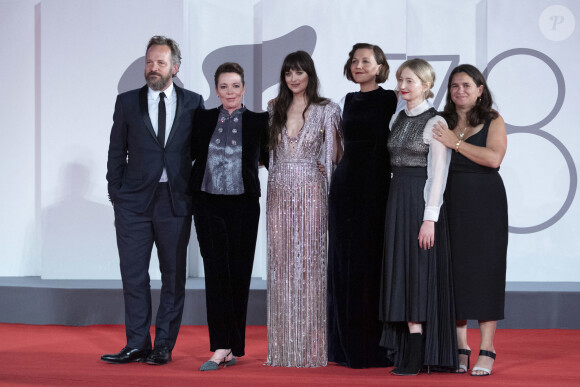 Peter Sarsgaard, Olivia Colman, Dakota Johnson, Maggie Gyllenhaal, Alba Rohrwacher et Talia Kleinhendler assistent à la projection du film en compétition "The Lost Daughter" au 78e Festival International du Film de Venise. Le 3 septembre 2021.