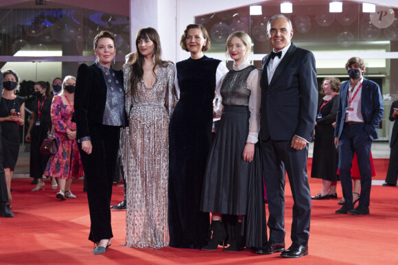 Olivia Colman, Dakota Johnson, Maggie Gyllenhaal, Alba Rohrwacher et Alberto Barbera assistent à la projection du film en compétition "The Lost Daughter" au 78e Festival International du Film de Venise. Le 3 septembre 2021.