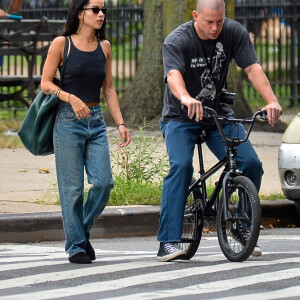 Exclusif - Channing Tatum et Zoë Kravitz lors d'une balade en BMX dans le quartier d'East Village à New York City, le 18 août 2021.