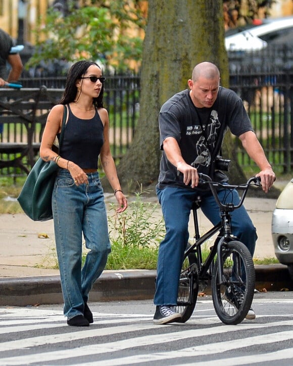 Exclusif - Channing Tatum et Zoë Kravitz lors d'une balade en BMX dans le quartier d'East Village à New York City, le 18 août 2021.