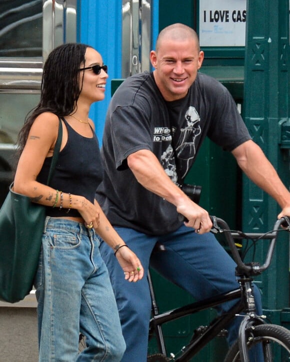 Exclusif - Channing Tatum et Zoë Kravitz lors d'une balade en BMX dans le quartier d'East Village à New York City, le 18 août 2021.