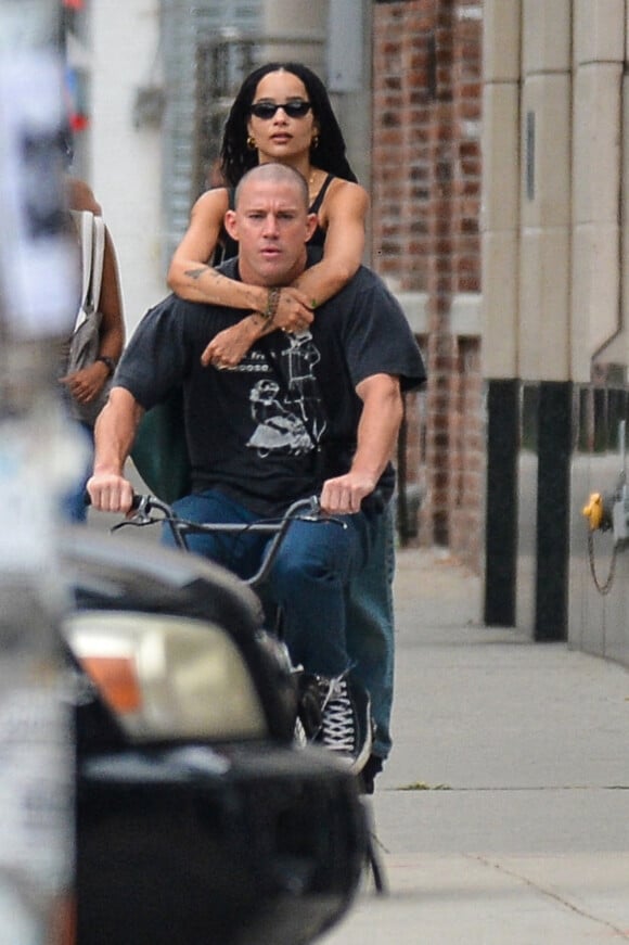 Exclusif - Channing Tatum et Zoë Kravitz lors d'une balade en BMX dans le quartier d'East Village à New York City