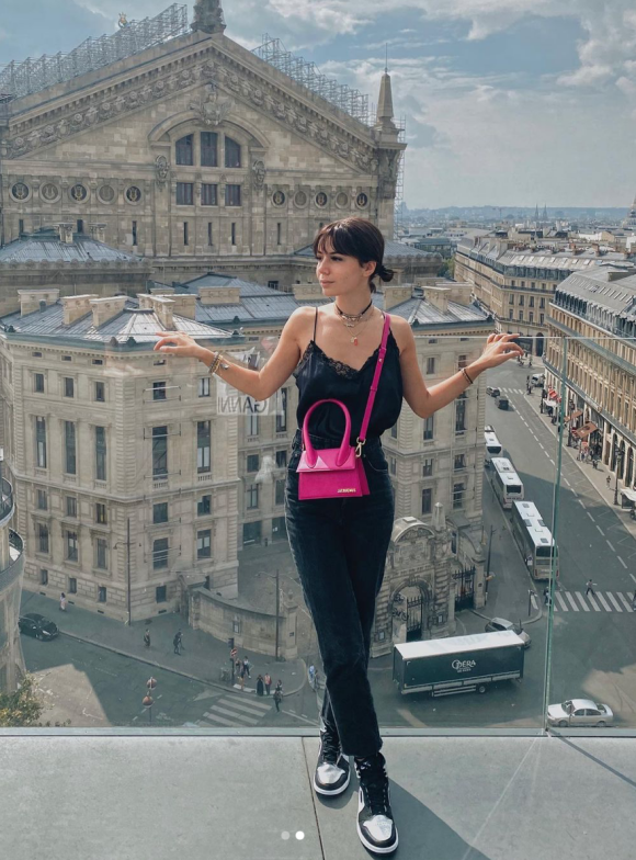 Annily Chatelain, la fille d'Alizée et Jérémy Châtelain, pose sur le toit des Galeries Lafayette Haussmann, à Paris. Le 4 septembre 2021.