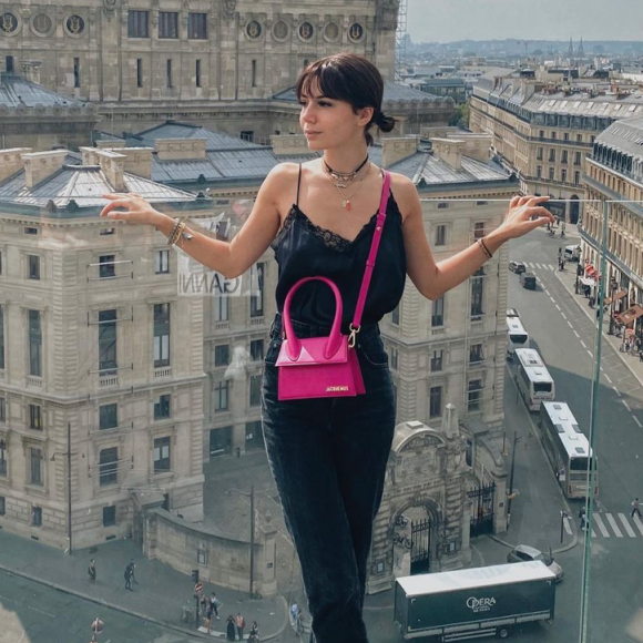 Annily Chatelain, la fille d'Alizée et Jérémy Châtelain, pose sur le toit des Galeries Lafayette Haussmann, à Paris. Le 4 septembre 2021.