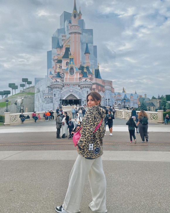 Annily Chatelain, la fille d'Alizée et Jérémy Chatelain, à Disneyland Paris. Août 2021.