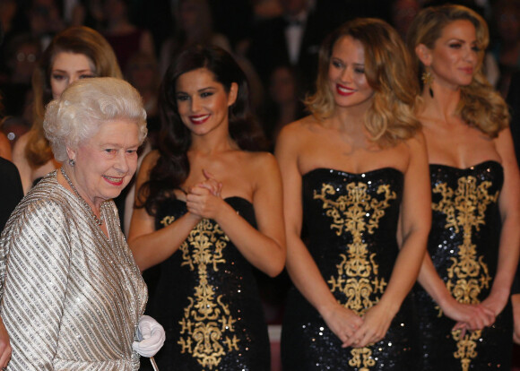 La Reine Elisabeth II, le groupe Girls Aloud - La Reine Elisabeth II salue les artistes lors de la soiree "Royal Variety Performance" a Londres, le 19 novembre 2012.