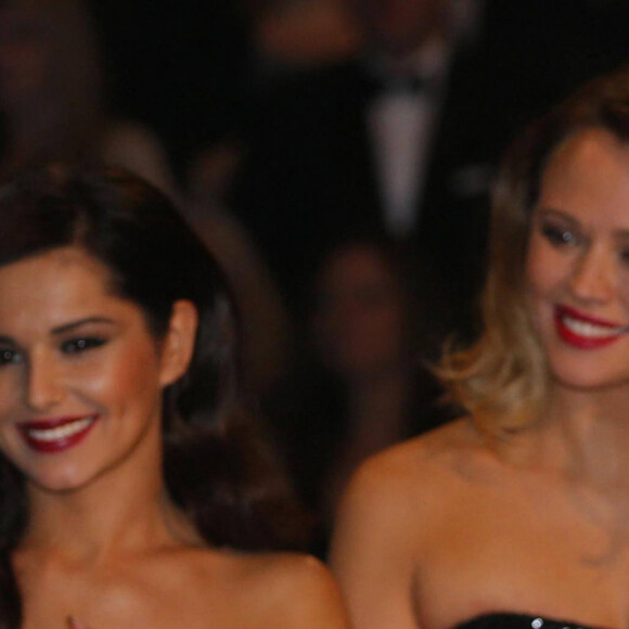 La Reine Elisabeth II, le groupe Girls Aloud - La Reine Elisabeth II salue les artistes lors de la soiree "Royal Variety Performance" a Londres, le 19 novembre 2012.