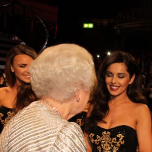 La Reine Elisabeth II, Cheryl Cole, Sarah Harding et les Girls Aloud - Soirée "Royal Variety Performance" à Londres, le 19 novembre 2012.