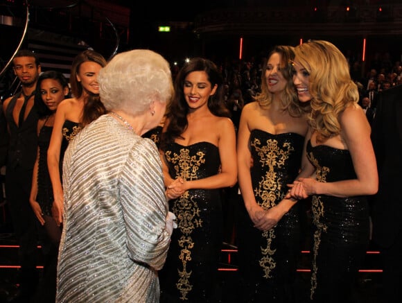 La Reine Elisabeth II, Cheryl Cole, Sarah Harding et les Girls Aloud - Soirée "Royal Variety Performance" à Londres, le 19 novembre 2012.