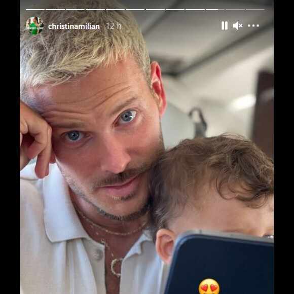 M. Pokora avec son fils, lors d'un vol en jet privé direction Paris. Août 2021.