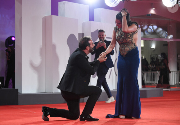 Demande en mariage sur le tapis rouge du film "Mona Lisa and the Blood Moon" lors du festival international du film de Venise (La Mostra), le 5 septembre 2021.
