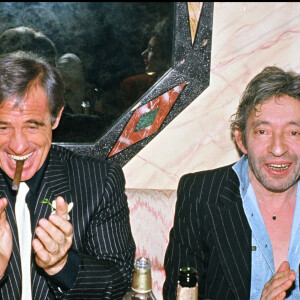 Archives - Jean-Paul Belmondo et Serge Gainsbourg fêtent la sortie de l'album de Carlos Sotto Mayor lors d'une soirée à Paris en 1985. 