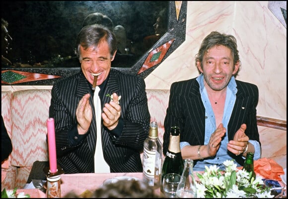 Archives - Jean-Paul Belmondo et Serge Gainsbourg fêtent la sortie de l'album de Carlos Sotto Mayor lors d'une soirée à Paris en 1985. 