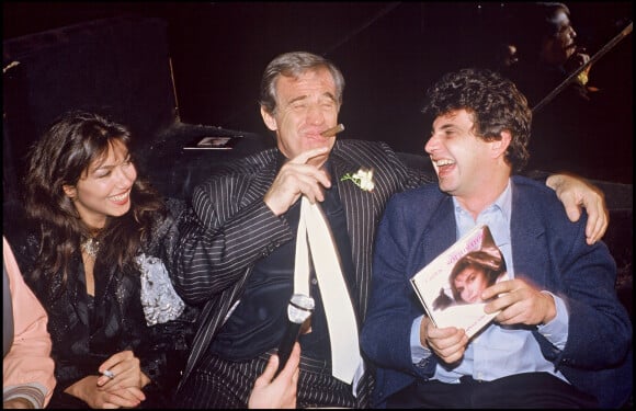 Archives - Jean-Paul Belmondo, sa compagne Carlos Sotto Mayor et Michel Boujenah fêtent la sortie de l'album de la chanteuse d'une soirée à Paris en 1985. 