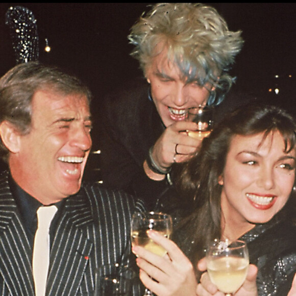 Archives - Jean-Paul Belmondo avec sa femme Carlos Sotto Mayor, Serge Gainsbourg et Coluche fêtent la sortie de l'album de la chanteuse à Paris en 1985. 