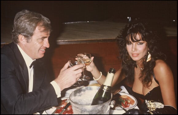 Archives - Jean-Paul Belmondo et sa compagne Carlos Sotto Mayor lors d'une soirée spectacle de Liza Minnelli à Paris en 1982. 