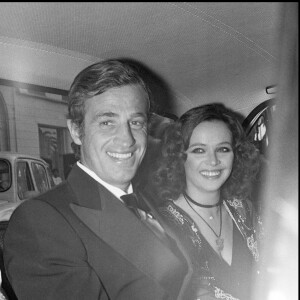 Jean-Paul Belmondo et sa compagne Laura Antonelli au Festival de Cannes pour la présentation du film "Stavisky" en 1974.