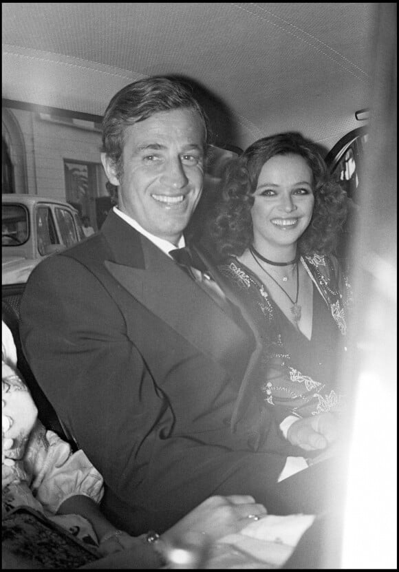 Jean-Paul Belmondo et sa compagne Laura Antonelli au Festival de Cannes pour la présentation du film "Stavisky" en 1974.
