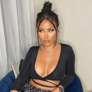 Maeva Ghennam sexy sur Instagram
