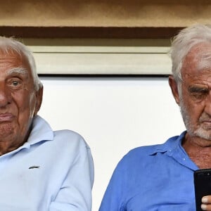 Jean-Paul Belmondo, à droite, et son ami Charles Gérard durant la rencontre de football de Ligue 1 Monaco contre Toulouse au stade Louis II à Monaco le 4 août 2017. © Bruno Bebert/Bestimage