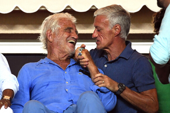 Jean-Paul Belmondo, à gauche, et Didier Deschamps, le sélectionneur de l'équipe de Francedurant la rencontre de football de Ligue 1 Monaco contre Toulouse au stade Louis II à Monaco le 4 août 2017. © Bruno Bebert/Bestimage