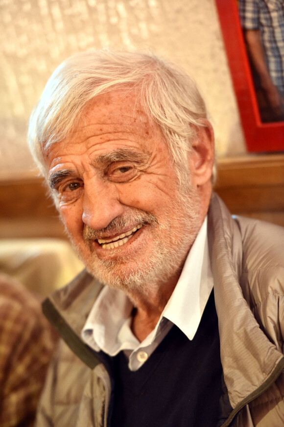 Exclusif - L'acteur français Jean-Paul Belmondo, après avoir assisté à la soirée de remise des prix du 39eme Festival International du Cirque de Monte Carlo, a déjeuné à Nice, le 21 janvier 2015 dans l'un de ses restaurants préférés Lou Balico entouré d'amis de longues dates. Comme à son habitude, le sympathique Bebel a souhaité faire un passage dans le restaurant de spécialités nicoises de son ami Jo Issautier. Il avait autour de lui son fidéle ami cascadeur Pierre Rosso, le jeune réalisateur Jeff Domenech, qui a réalisé le fim documentaire sur la vie de Belmondo 'Belmondo, Itinéraire... et qui avait été projété au Festival de Cannes en 2011, Charlotte Colin, l'acteur Gilles Dimicelli, qui au théatre, avait partagé la scène pour la pièce Kean en 87 et le journaliste reporter photographe Charles Bebert, qui a photographié Jean Paul depuis plus de 40 ans à chacun de ses passages sur la Côte d'Azur, que ce soit de le cadre de ses tournées ou de ses tournages, mais aussi en famille avec ses enfants. Entre vieux souvenirs de tournages mais aussi de sorties tout y est passé, des pensées aussi pour les amis qui ont rejoint les nuages... Un déjeuner plein de sourires et de gentillesses. Bebel a accepté de poser avec tous les clients qui n'en croyaient pas leurs yeux comme ce jeune de 40 ans qui tout tremblant et ému l'a remercié de l'avoir fait rêver et d'être Belmondo.