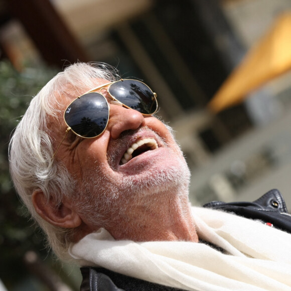 Exclusif - Jean-Paul Belmondo prend un bain de soleil en terrasse du Grand Hôtel à Cannes. Le 24 février 2015
