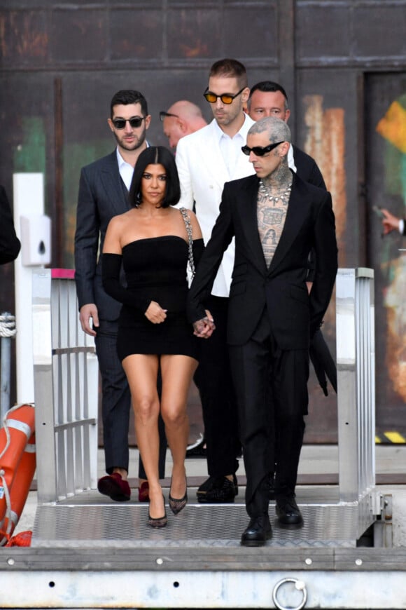 Kourtney Kardashian et Travis Barker ont sorti le grand jeu au défilé Dolce & Gabbana, collection "Alta Sartoria", à Venise.