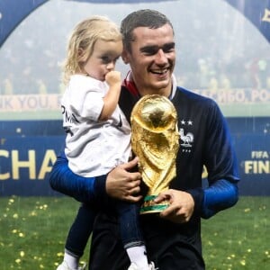 Antoine Griezmann avec la Coupe du monde et sa fille Mia lors de la finale de la Coupe du Monde de Football 2018 à Moscou, opposant la France à la Croatie à Moscou le 15 juillet 2018