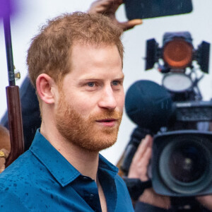 Le prince Harry, duc de Sussex, visite les studios d'Abbey Road pour rencontrer Jon Bon Jovi et des membres de l'Invictus Games Choir, qui enregistrent un single spécial au profit de l'Invictus Games Foundation, à Londres, Royaume Uni, le 28 février 2020. La chanson sera enregistrée dans le studio 2 des studios Abbey Road, rendu célèbre par les Beatles qui y ont enregistré 11 de leurs 13 albums.  The Duke of Sussex visits Abbey Road Studios to meet Jon Bon Jovi and members of the Invictus Games Choir, who are recording a special single in aid of the Invictus Games Foundation. The song will be recorded in Studio 2 at Abbey Road Studios, which was made famous by The Beatles who recorded 11 out of their 13 albums there. London. February 28, 2020. 