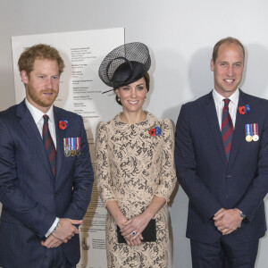 Le prince Harry, Kate Catherine Middleton, duchesse de Cambridge, le prince William - Dévoilement de la plaque inaugurale de la nouvelle aile du musée lors des commémorations du centenaire de la Bataille de la Somme à Thiepval, bataille qui fût la plus meurtrière de la Première Guerre Mondiale. Le 1er juillet 2016  1st July 20106 Thiepval France Britain's Prince Charles, Camilla, Duchess of Cornwall, Princes William and Harry, Catherine, Duchess of Cambridge are joined by French President Francois Hollande and British Prime Minister David Cameron to attend commemoration events at Thiepval in northern France for the 100th anniversary of the start of the WW1 Battle of the Somme. after the main Service at the memorial at Thiepval the royal family also visited the Ulster Tower and the Canadian memorial. 