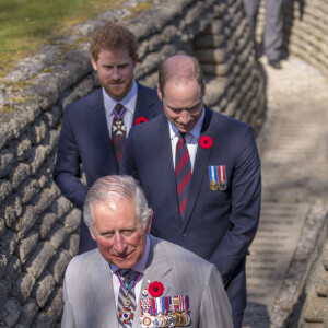 Le prince Charles, prince de Galles, le prince William, duc de Cambridge et le prince Harry visitent les tranchées de Vimy lors des commémorations des 100 ans de la bataille de Vimy, (100 ans jour pour jour, le 9 avril 1917) dans laquelle de nombreux Canadiens ont trouvé la mort lors de la Première Guerre mondiale, au Mémorial national du Canada, à Vimy, France, le 9 avril 2017.  The Prince of Wales, the Duke of Cambridge and Prince Harry visit the tunnel and trenches at Vimy Memorial Park in France, during commemorations for the 100th anniversary of the Battle of Vimy Ridge. 