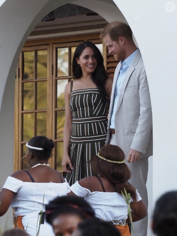 Le prince Harry , duc de Sussex et Meghan Markle, duchesse de Sussex se rendent à la résidence de l'ambassadeur pour une réception à Cape Town, au 2 ème jour de leur visite en Afrique du Sud le 24 septembre 2019.  The Duke and Duchess of Sussex, Prince Harry and Meghan Markle, pictured on day two of a Royal visit to Africa. Here they attend a traditional garden reception where they will meet a cross-section of inspiring opinion-formers, young future leaders and other community and industry leaders that demonstrate the UK's modern partnership with South Africa. Their Royal Highnesses will be hosted H.E. Nigel Casey, CMG MVO, British High Commissioner to South Africa. 