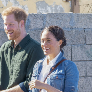 Le prince Harry, duc de Sussex, et Meghan Markle, duchesse de Sussex rencontrent les membres de "Waves for Change" au Cap lors de leur 2ème journée en Afrique du Sud. Le 24 septembre 2019  24th September 2019 Cape Town South Africa Britain's Prince Harry and Meghan, The Duchess of Sussex, visit Monwabisi Beach, where they will learn about the work of ‘Waves for Change', an NGO which fuses surfing with evidence-based mind and body therapy to provide a child-friendly mental health service to vulnerable young people living in challenging communities. The Duke and Duchess of Sussex will also see the work of The Lunchbox Fund, a charity that provides nearly 30,000 nutritious meals every day to Waves for Change programmes and schools in South Africa's townships and rural areas 