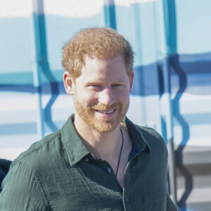 Le prince Harry, duc de Sussex, et Meghan Markle, duchesse de Sussex rencontrent les membres de "Waves for Change" au Cap lors de leur 2ème journée en Afrique du Sud. Le 24 septembre 2019  24th September 2019 Cape Town South Africa Britain's Prince Harry and Meghan, The Duchess of Sussex, visit Monwabisi Beach, where they will learn about the work of ‘Waves for Change', an NGO which fuses surfing with evidence-based mind and body therapy to provide a child-friendly mental health service to vulnerable young people living in challenging communities. The Duke and Duchess of Sussex will also see the work of The Lunchbox Fund, a charity that provides nearly 30,000 nutritious meals every day to Waves for Change programmes and schools in South Africa's townships and rural areas 