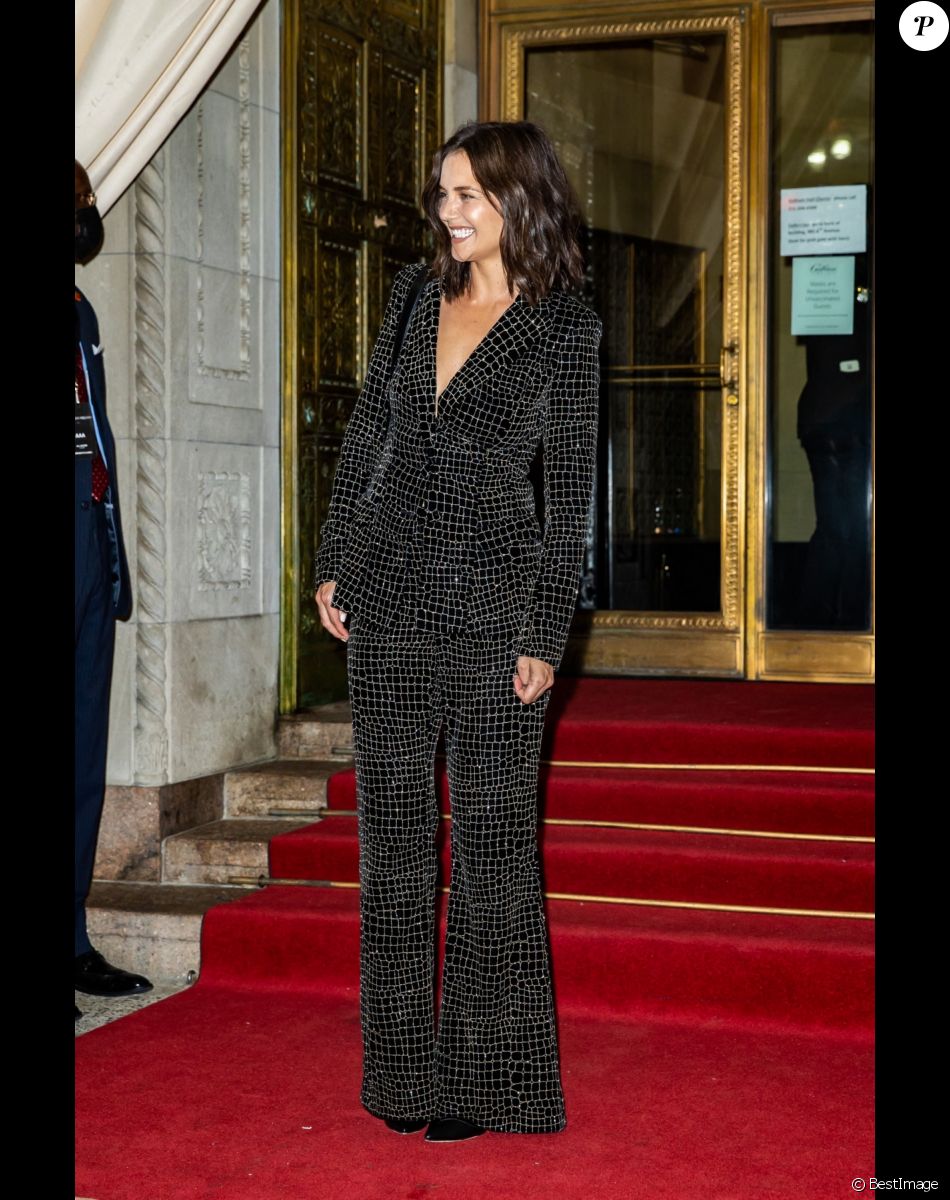 Katie Holmes arrive au défilé de mode de Christian Siriano à New York, le 7 septembre 2021.