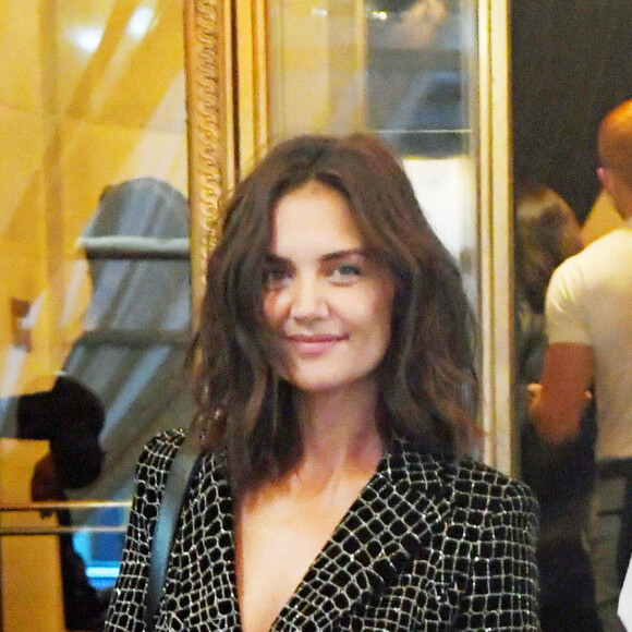 Katie Holmes arrive au défilé de mode de Christian Siriano à New York, le 7 septembre 2021.