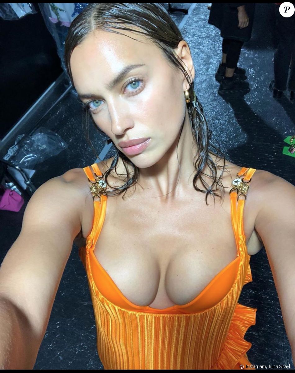 Irina Shayk dans les coulisses du défilé Versace à la Fashion Week de Milan. Le 25 septembre 2020.
