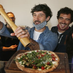 Jérémy Frerot ouvre son restaurant, le Pestacle, au port de La Teste. Le 2 mai 2020. © Patrick Bernard / Bestimage