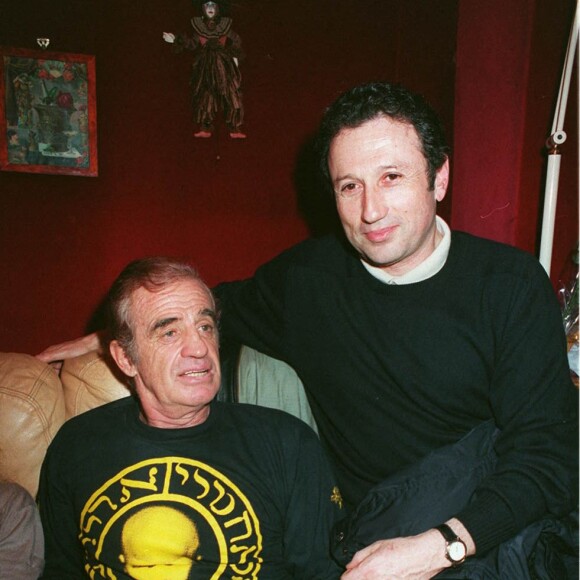 Jean-Paul Belmondo et Michel Druker dans la loge du Théâtre de Paris.