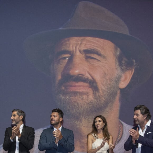 Claude Lelouch ,Ari Abittan, Elsa Zylberstein, Sandrine Bonnaire, Gérard Darmon, Philippe Lellouche and Xavier Inbona lors de la première du film "L'amour c'est mieux que la vie" lors de la 47éme édition du Festival du Cinéma Américain de Deauville le 9 septembre 2021. © Olivier Borde / Bestimage