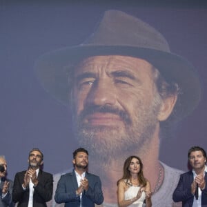 Claude Lelouch ,Ari Abittan, Elsa Zylberstein, Sandrine Bonnaire, Gérard Darmon, Philippe Lellouche and Xavier Inbona lors de la première du film "L'amour c'est mieux que la vie" lors de la 47éme édition du Festival du Cinéma Américain de Deauville le 9 septembre 2021. © Olivier Borde / Bestimage