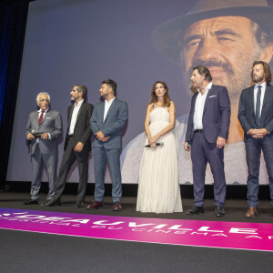 Claude Lelouch ,Ari Abittan, Elsa Zylberstein, Sandrine Bonnaire, Gérard Darmon, Philippe Lellouche and Xavier Inbona lors de la première du film "L'amour c'est mieux que la vie" lors de la 47éme édition du Festival du Cinéma Américain de Deauville le 9 septembre 2021. © Olivier Borde / Bestimage